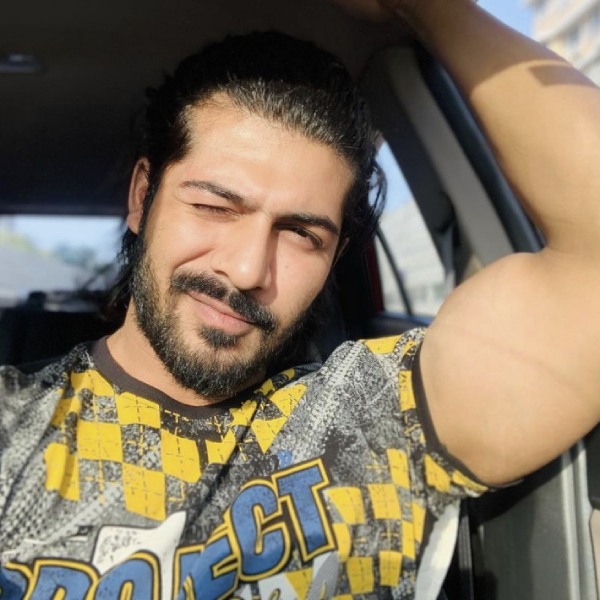 মুম্বইয়ের বাসিন্দা শীজ়ান। ১৯৯৪ সালের ৯ সেপ্টেম্বর জন্ম তাঁর। ছোটবেলা থেকে মুম্বইয়ে বেড়ে ওঠা শীজ়ানের। মুম্বই বিশ্ববিদ্যালয় থেকে স্নাতক স্তরের পড়াশোনা শেষ করেন তিনি। বাবা-মা এবং দুই দিদিকে নিয়ে থাকতেন শীজ়ান।