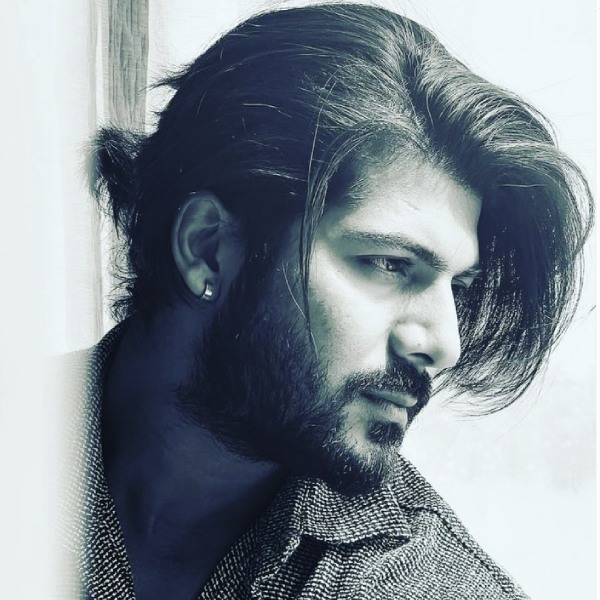 ‘সিলসিলা প্যার কা’, ‘তারা ফ্রম সাতারা’, ‘পৃথ্বী বল্লভ’, ‘চন্দ্র নন্দিনী’, ‘এক থি রানি এক থা রাবণ’ হিন্দি ধারাবাহিকেও অভিনয় করতে দেখা গিয়েছে শীজ়ানকে। ধীরে ধীরে ছোট পর্দার জনপ্রিয় মুখ হয়ে উঠছিলেন তিনি।