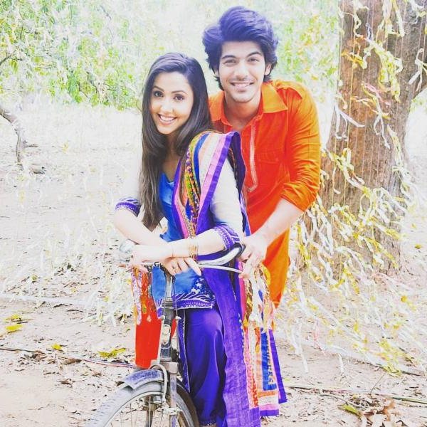 শুরুর দিকে তাঁদের সম্পর্কের কথা লুকিয়ে রাখলেও ২০১৭ সালে ইনস্টাগ্রামে মৃণালের সঙ্গে তাঁর ছবি আপলোড করে জনসমক্ষে সম্পর্কের কথা স্বীকার করেন শীজ়ান।কিছু দিন পর যদিও তাঁদের বিচ্ছেদ হয়ে যায়।