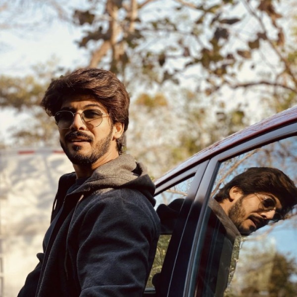 ২০২১ সালে আবার ছোট পর্দায় ফিরে আসেন শীজ়ান। ‘পবিত্র: ভরোসে কা সফর’ ধারাবাহিকে কাজ করেন তিনি। তার ঠিক এক বছর পর ‘আলিবাবা: দাস্তান-এ-কাবুল’ ধারাবাহিকে ‘আলিবাবা’ চরিত্রে অভিনয় করতে দেখা যায় তাঁকে। এই ধারাবাহিকে কাজ করার সূত্রে তুনিশার সঙ্গে আলাপ হয় তাঁর। দু’জনের বন্ধুত্ব প্রেমের সম্পর্কে গড়ায়।