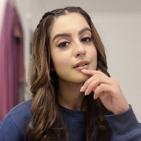 সমাজমাধ্যমেও খুব সক্রিয় ছিলেন তুনিশা। ইনস্টাগ্রামে তাঁর অনুরাগীর সংখ্যা ১২ লক্ষ। সদা হাসিখুশি তরুণী সেটে সবার সঙ্গে বেশ মজা করে কথা বলতেন বলেই জানা গিয়েছে।কিন্তু হঠাৎ তিনি এমন পথ কেন বেছে নিলেন তা নিয়ে স্তম্ভিত বলিপাড়া।