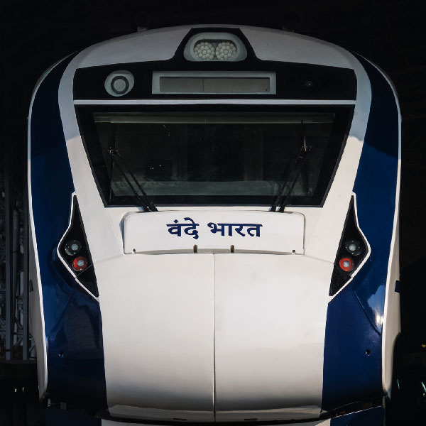 অনুশীলন শেষ। বাংলায় বন্দে ভারত এক্সপ্রেস এ বার ‘ফাইনাল’ ম্যাচে নামছে। সব ঠিক থাকলে হয়তো আগামী শুক্রবার, ৩০ ডিসেম্বরই শুরু হচ্ছে দেশের দ্রুততম ট্রেন বন্দে ভারতের বাংলা সফর। সে ক্ষেত্রে ওই দিনই হাওড়া থেকে নিউ জলপাইগুড়ির উদ্দেশে রওনা হবে আপ ২২৩০১ হাওড়া-নিউ জলপাইগুড়ি বন্দে ভারত এক্সপ্রেস। কিন্তু সে তো উদ্বোধন! আম জনতা কবে থেকে সওয়ার হতে পারবেন এই দ্রুতগামী ট্রেনে? কী কী সুবিধা থাকছে তাঁদের জন্য? ভাড়াই বা কত? বন্দে ভারতকে নিয়ে এমন আরও অজস্র কৌতূহল মেটালেন পূর্ব রেল কর্তৃপক্ষ। 