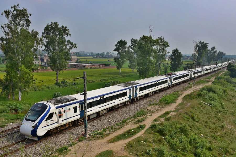 কত ক্ষণের সফর? দ্রুতগামী ট্রেন বন্দে ভারত সমতলের সঙ্গে পাহাড়কে জুড়বে সাড়ে ৭ ঘণ্টায়। হাওড়া থেকে নিউ জলপাইগুড়ির রেলপথের দূরত্ব ৫৫৬ কিলোমিটার। শতাব্দী এক্সপ্রেসে এই একই দূরত্ব অতিক্রম করতে সময় লাগে ৮ ঘণ্টা ২০ মিনিট। বন্দে ভারত সেই দূরত্ব কমিয়ে আনবে আরও ৫০ মিনিট।  