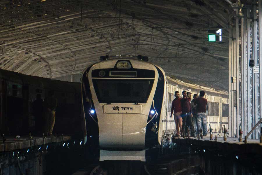 কখন ছাড়বে ট্রেন? এখনও পর্যন্ত যা ঠিক আছে, সেই অনুযায়ী, আপ ২২৩০১ বন্দে ভারত এক্সপ্রেস হাওড়া থেকে নিউ জলপাইগুড়ির উদ্দেশে ছাড়বে ভোর ৫টা ৫০ মিনিটে। নিউ জলপাইগুড়ি পৌঁছবে দুপুর ১টা ২০ মিনিটে। জলপাইগুড়িতে নেমে দার্জিলিং-সহ পাহাড়ের বিভিন্ন জায়গায় যেতে হলে বেশির ভাগ ক্ষেত্রেই বিকেলের আগেই গন্তব্যে পৌঁছবেন পর্যটকেরা।