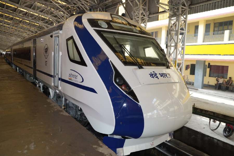 আবার ডাউন ২২৩০২ বন্দে ভারত এক্সপ্রেস নিউ জলপাইগুড়ি স্টেশন থেকে ছাড়বে দুপুর ২টো ৫০ মিনিটে। অর্থাৎ দার্জিলিঙের হোটেল থেকে সকাল ১০টায় চেক আউট করে এই ট্রেনে উঠে পড়তে পারবেন ভ্রমণার্থীরা। সেই ট্রেন হাওড়ায় আসবে রাত ১০টা ২০ মিনিটে। সে ক্ষেত্রে সকালে দার্জিলিঙের হোটেল থেকে বেরিয়ে শহর বা মফস্সলের বাসিন্দারা রাত ১২টার মধ্যেই ঢুকে পড়তে পারবেন বাড়িতে। তবে এই সময়সূচি সম্ভাব্য। চূড়ান্ত নয়। রেল সূত্রে খবর শীঘ্রই এ ব্যাপারে চূড়ান্ত সিদ্ধান্ত নেওয়া হবে।  