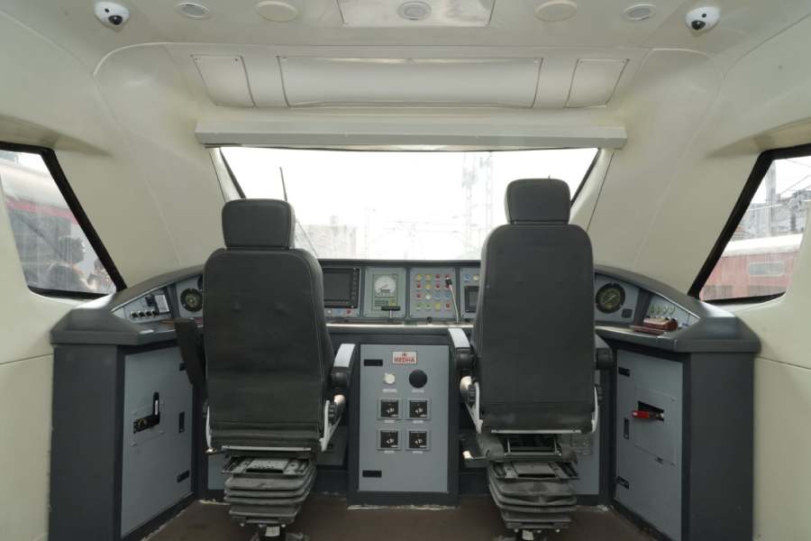 ট্রেনের গতিবেগ কত? খাতায় কলমে বন্দে ভারত এক্সপ্রেসের গতি ঘণ্টায় সর্বাধিক ১৮০ কিলোমিটার। কিন্তু হাওড়া-নিউ জলপাইগুড়ি রুটে বন্দে ভারতের সর্বোচ্চ গতি ঘণ্টায় ১৩০ কিলোমিটারের সীমা পেরোবে না। বস্তুত, এই গতিবেগও সর্বত্র এক রকম থাকবে না। রেল জানাচ্ছে, ডানকুনি থেকে খানা জংশনের মধ্যে বন্দে ভারতের সর্বাধিক গতিবেগ থাকবে ঘণ্টায় ১৩০ কিলোমিটার। তার পর রেললাইনের স্বাস্থ্যের কারণেই গতি আর বাড়ানো যাবে না। এমনকি ১০০ কিলোমিটার গতিবেগেও চালানো যাবে না ট্রেন। যাত্রাপথের বাকি অংশে বন্দে ভারতের গতি থাকবে ঘণ্টায় ৭০ থেকে ৯০ কিলোমিটারে। যা এই ট্রেনের গড় গতিবেগকে কমিয়ে আনবে ঘণ্টায় ৭২ কিলোমিটারে।