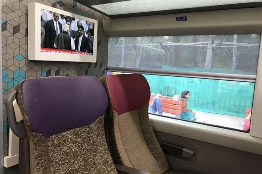 গতিবেগ ছাড়া দুরন্ত বা শতাব্দীর মতো ট্রেনের থেকে আলাদা কী সুবিধা থাকছে বন্দে ভারতে? রেল জানাচ্ছে, অন্য দ্রুতগতি ট্রেনগুলির থেকে বন্দে ভারতের কামরা এবং ইঞ্জিনের ধরন আলাদা। 