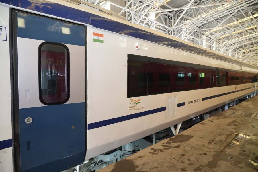 বন্দে ভারতের কামরা কি ভিস্তা ডোমের মতো? বন্দে ভারত কোচ ভিস্তা ডোমের মতো নয়। এই ট্রেনের কামরা তৈরি করেছে চেন্নাইয়ের ইন্টিগ্র্যাল কোচ ফ্যাক্টরি। ভিস্তার মতো কামরার মাথায় কাচের আবরণ না থাকলেও জানলাগুলি বড়, কাচগুলোও টানা। ফলে এই ট্রেনে দু’পাশের দৃশ্য আরও ভাল ভাবে উপভোগ করতে পারবেন যাত্রীরা। 