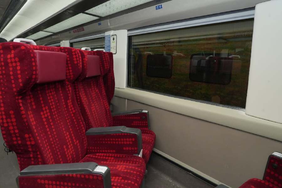 তবে ভিস্তা ডোমের সঙ্গে সামান্য মিলও রয়েছে বন্দে ভারতের। এই ট্রেনেও বসার আসনগুলি ইচ্ছেমতো জানলার দিকে ঘুরিয়ে নেওয়া যায়।