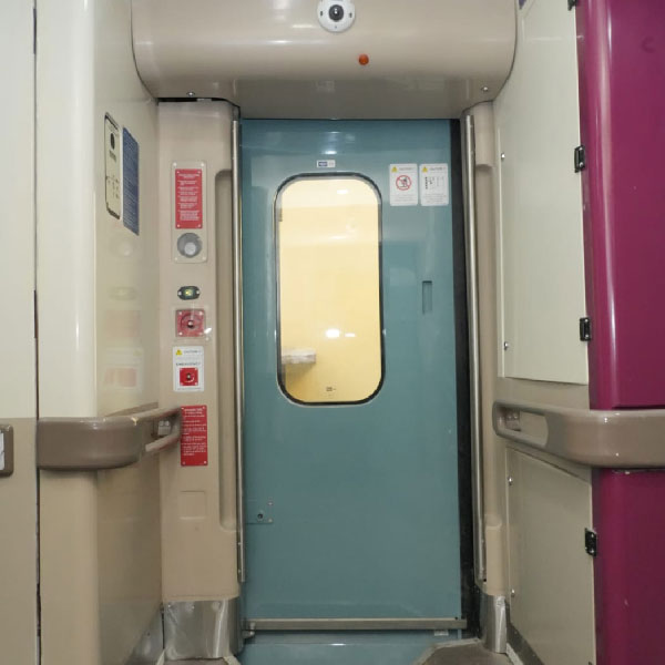 বন্দে ভারতে থাকবে অত্যাধুনিক স্লাইডিং ডোর। যাতে থাকবে অটো লক সিস্টেম। স্টেশনে ঢোকার পর এবং স্টেশন ছেড়ে বেরোনোর আগে নির্দিষ্ট সময়ে খুলবে। বন্ধও হয়ে যাবে এই দরজা। সবেরই নিয়ন্ত্রণ থাকবে চালকের হাতে।