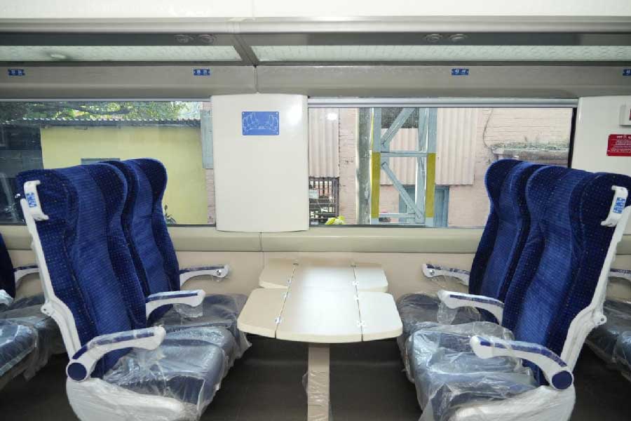 বন্দে ভারতে কোন কোন শ্রেণির কোচ থাকছে? সাধারণত যে সমস্ত ট্রেনে যাত্রীকে রাত কাটাতে হয় না, সেখানে চেয়ার কারের বন্দোবস্ত থাকে। বন্দে ভারতেও চেয়ার কারেরই ব্যবস্থা থাকছে। তবে দু’রকম কামরা থাকবে। একটি এসি চেয়ার কার এবং আর একটি এগ্‌জিকিউটিভ চেয়ার কার।