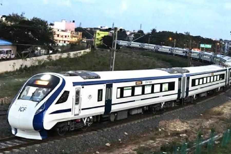 সপ্তাহে কত দিন চলবে বন্দে ভারত? রবিবার বাদে সপ্তাহের বাকি ৬ দিনই চলবে বন্দে ভারত। ৬ দিনই একই সময়ে চলবে এই ট্রেন।