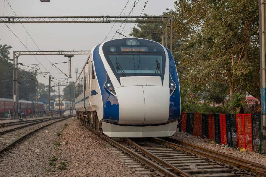 ২৫ ডিসেম্বর, বড়দিনেই হাওড়ায় এসে পৌঁছয় এ রাজ্যের বন্দে ভারতের রেক। লিলুয়ার সর্টিং ইয়ার্ডে রাখা ছিল। এর পর সোমবার সকালেই হাওড়া থেকে শুরু হয় ট্রেনটির ট্রায়াল রান।