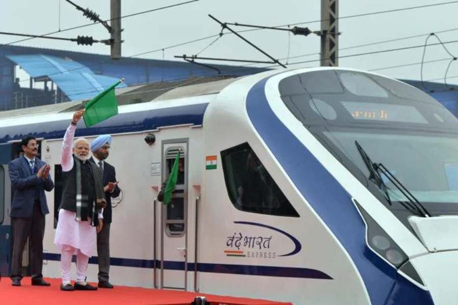 নীল-সাদা রঙের এই অত্যাধুনিক দ্রুত গতির ট্রেনটির উদ্বোধন করার কথা প্রধানমন্ত্রী নরেন্দ্র মোদীর। সব ঠিক থাকলে শুক্রবার অর্থাৎ ৩০ ডিসেম্বরই হাওড়া থেকে যাত্রা শুরু হবে বন্দে ভারতের। 
