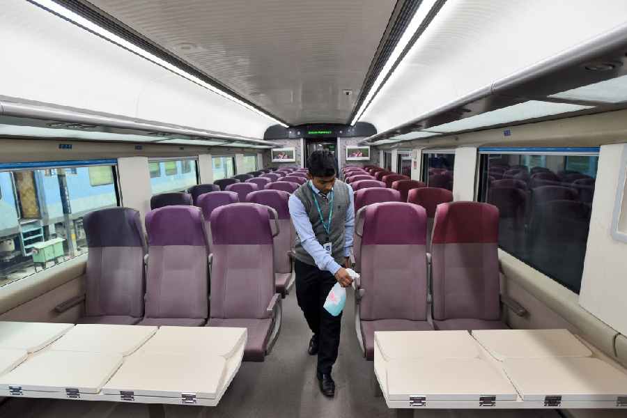 তবে রেলের ওয়েবসাইট থেকে পাওয়া তথ্য বলছে, ৫৫১ থেকে ৫৬০ কিলোমিটার পথ যাওয়ার জন্য বন্দে ভারত এক্সপ্রেসের নির্ধারিত ভাড়া এসি চেয়ার কারের জন্য ১,০২৩ টাকা এবং এগ্‌কিউটিভ ক্লাসের জন্য ২,১১৩ টাকা। তবে এই ভাড়ার সঙ্গে সম্ভবত রেলের অন্যান্য পরিষেবার এবং ক্যাটারিংয়ের মূল্য ধরা নেই।