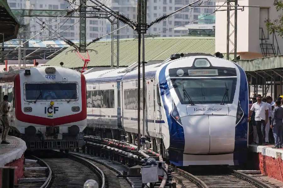 তবে পরিষেবা কর এবং অন্যান্য মূল্য বাদ দিয়েও বন্দে ভারত এক্সপ্রেসের এই ভাড়া কিলোমিটারের বিচারে দেশের অন্য সমস্ত দ্রুতগামী এবং বিশেষ সুবিধাযুক্ত দূরপাল্লার ট্রেনের থেকে বেশি। এ ব্যাপারে দুরন্ত, তেজস, গতিমান, শতাব্দী, জন শতাব্দী, এমনকি, রাজধানী এক্সপ্রেসের ভাড়াকেও টেক্কা দিচ্ছে বন্দে ভারত।