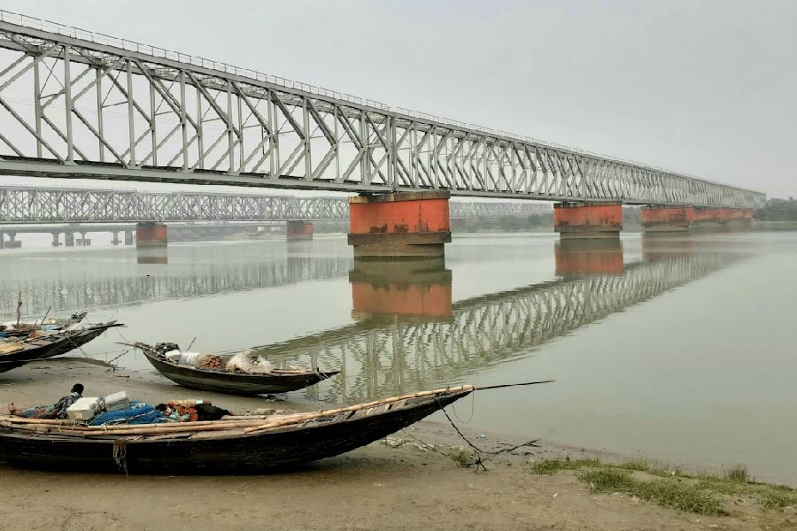 অযথা প্রাণের ঝুঁকি নিয়ে নৌকাবিহার না করাই ভাল।
