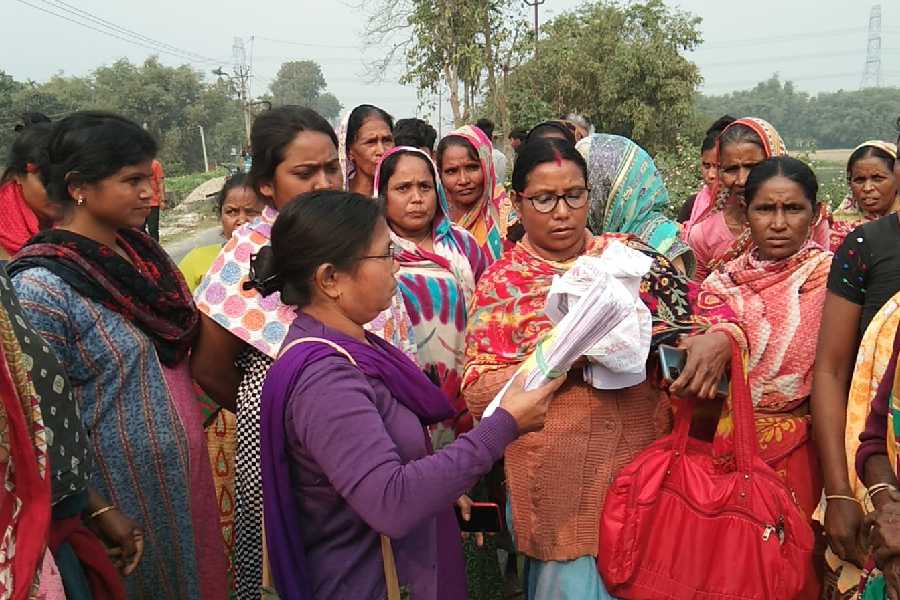 আবাস যোজনার তালিকায় নাম না পেয়ে বিক্ষোভ স্থানীয়দের।