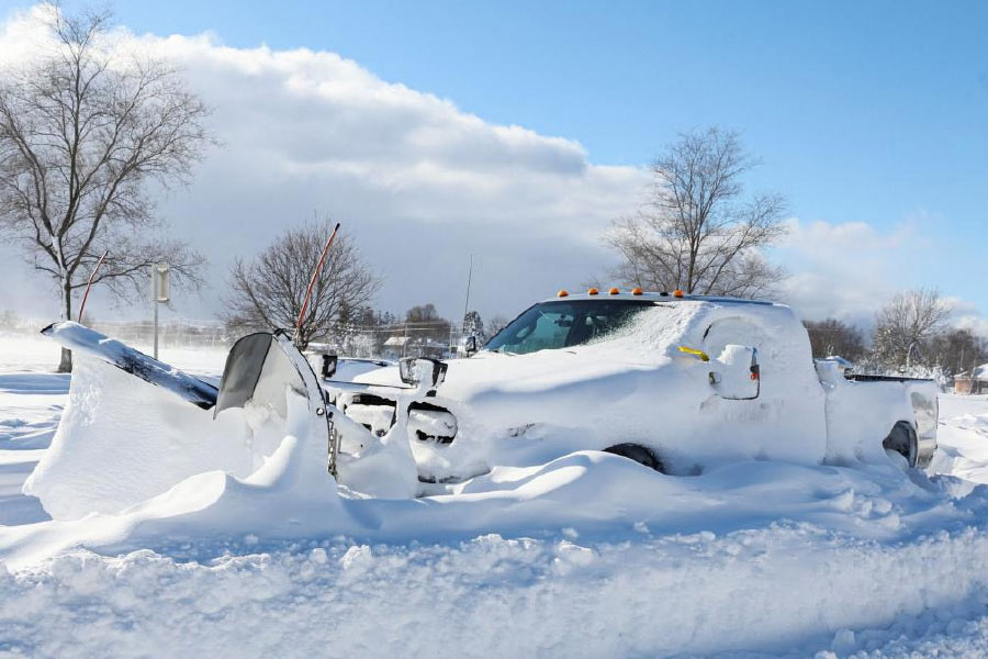 চার দিকে কেবল বরফ আর বরফ। যত দূর চোখ যায় সাদা আস্তরণে ঢেকেছে বাড়িঘর, রাস্তা, গাছপালা। রাস্তার পাশে দাঁড়ানো গাড়িও ঢেকে গিয়েছে বরফের পুরু আস্তরণে।