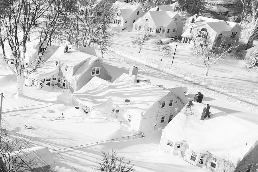 ‘ফ্রস্ট বাইট’-এর হাত থেকে সুরক্ষিত থাকতে ঘরের বাইরে বেরোতে নিষেধ করা হয়েছে সাধারণ মানুষকে। প্রাকৃতিক দুর্যোগের বিদ্যুৎহীন অবস্থায় দিন কাটাচ্ছেন অনেকে। আমেরিকা এবং কানাডার বিভিন্ন রাস্তা ঢাকা পড়েছে ৮ ফুট থেকে ১০ ফুট পুরু বরফের আস্তরণে। 