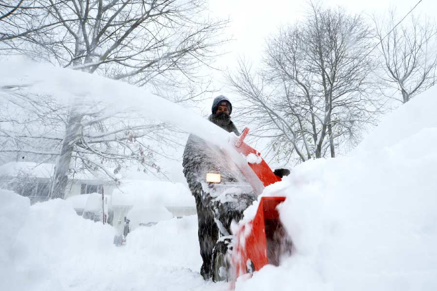 আমেরিকার নানা প্রান্ত হিমাঙ্কের ৪০ থেকে ৪৫ ডিগ্রি নীচে নেমে গিয়েছে তাপমাত্রা। ঠান্ডায় প্রায় জমে যাওয়ার মতো পরিস্থিতি তৈরি হয়েছে। রাস্তাঘাটের অবস্থা এমন যে, বিপর্যয় মোকাবিলা বাহিনীও দুর্যোগ কবলিতদের উদ্ধারে বাধা পাচ্ছে।