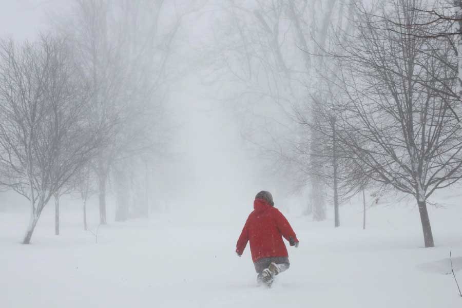 প্রবল তুষারপাতের কারণে  হয়ে যোগাযোগ ব্যবস্থা বিচ্ছিন্ন। ঘর থেকে কাউকে বেরোতে বারণ করছে প্রশাসন। বিদ্যুৎবিহীন ঘরে প্রবল ঠান্ডার মধ্যে দিনযাপন করছেন মানুষজন।