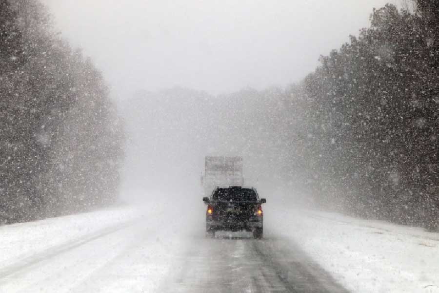 আবহাওয়া দফতরের পূর্বাভাস, নতুন করে তুষারঝড়ের কবলে পড়তে পারেন ৮০ লক্ষ আমেরিকাবাসী। নিউ ইংল্যান্ড, নিউ ইয়র্ক এবং নিউ জার্সির উপকূলবর্তী এলাকায় বন্যার কবলে পড়েছেন অনেকেই। প্রশান্ত মহাসাগরের উত্তর-পশ্চিম এলাকার কয়েক জন বাসিন্দা আবার সিয়াটল এবং পোর্টল্যান্ডের বরফমোড়া রাস্তায় স্কেটিংয়ে নেমেছেন।