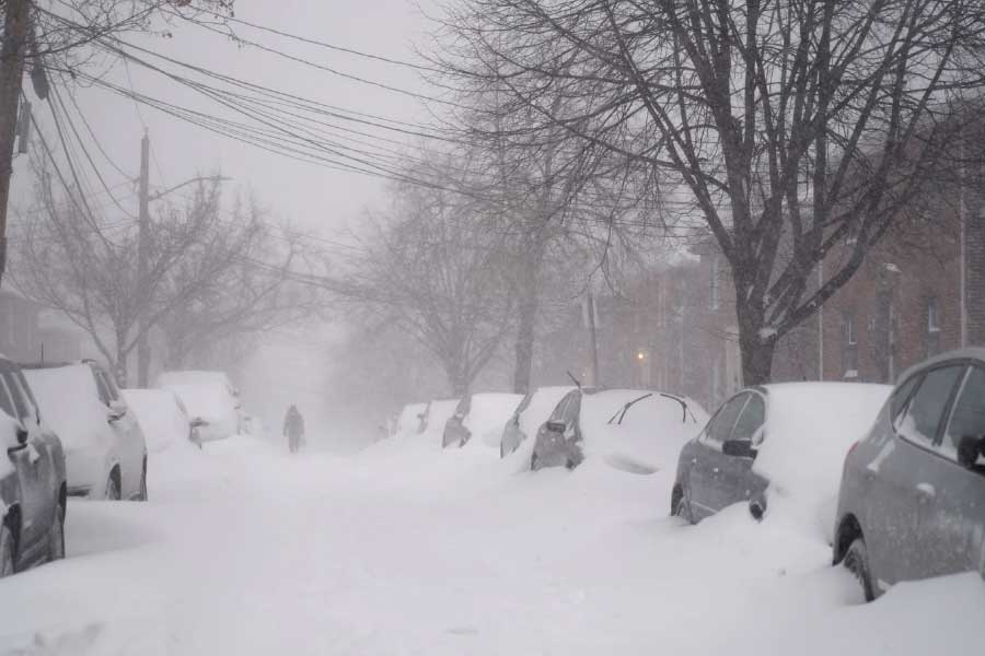 সাধারণত স্বাভাবিক অবস্থায় বায়ুর চাপ প্রায় ১,০১০ মিলিবার থাকে। এখন আমেরিকায় যে ঝড়ের দাপট চলছে, তাতে বায়ুর চাপ ১,০০৩ থেকে ৯৬৮ মিলিবার পর্যন্ত হ্রাস পাওয়ার পূর্বাভাস। বায়ুচাপ ৩৫ মিলিবার কমে গেলে তাতেই ‘বম্ব সাইক্লোন’ ঘটে। 
