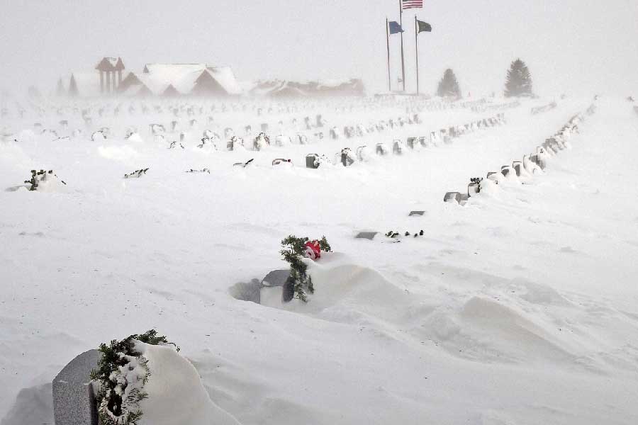 কত দিন এমন পরিস্থিতির মধ্যে কাটাতে হবে? আমেরিকরা সংবাদমাধ্যমগুলি জানাচ্ছে, এখনই নিস্তার মিলছে না ঠান্ডা এবং তুষারপাত থেকে। দিন কয়েক প্রবল শৈত্যপ্রবাহ ও তুষারপাত চলবেই। ফলে পরিস্থিতি আরও ভয়ঙ্কর হওয়ার আশঙ্কা থেকেই যাচ্ছে।