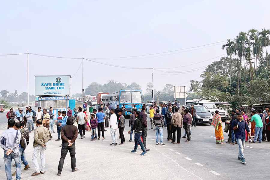 আবাস যোজনার ঘর বিলি নিয়ে সোমবার সকাল থেকে জলপাইগুড়িতে অবরোধ-বিক্ষোভ হয়েছে। যাত্রীরা দুর্ভোগে। ছবি: সন্দীপ পাল