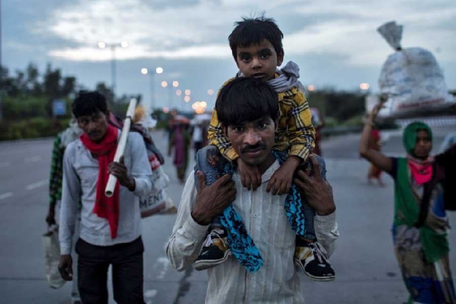 ভয় ধরায় পরিযায়ী শ্রমিকদের সেই ক্রমাগত পথহাঁটার ছবি।