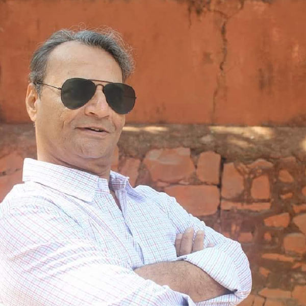 স্নাতক স্তরের পড়াশোনা শেষ করে মুম্বই যাওয়ার তোড়জোড় শুরু করেন লিলিপুট। মুম্বইয়ে লিলিপুটের এক বন্ধু থাকতেন। তিনি জানান যে, শহরে এলে তিনি লিলিপুটকে কাজ জোগাড় করে দিতে পারবেন। চোখে হাজার স্বপ্ন নিয়ে ১৯৭৫ সালের ৩১ ডিসেম্বর তিনি গয়া থেকে ট্রেনে চেপে মুম্বই পাড়ি দেন। কিন্তু মুম্বই পৌঁছতেই তাঁর স্বপ্ন ভেঙে চুরমার হয়ে যায়।