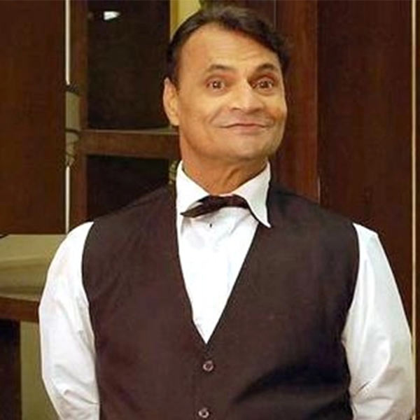 লিলিপুটের বন্ধু স্টেশনে তাঁকে নিতে এসে জানান যে, তাঁর নিজেরই চাকরি চলে গিয়েছে। তাই তিনি লিলিপুটকে কোনও কাজ জোগাড় করে দেওয়ার মতো অবস্থায় নেই। এ দিকে লিলিপুটও জেদ ধরে বসেছিলেন যে আর যা-ই হোক, তিনি আর বাড়ি ফিরে যাবেন না। অচেনা শহর, হাতে টাকাপয়সাও তেমন নেই। এই অবস্থায় কখনও স্টেশনে, কখনও ফুটপাতে কখনও বা জুহু বাস স্ট্যান্ডে থাকতেন লিলিপুট।