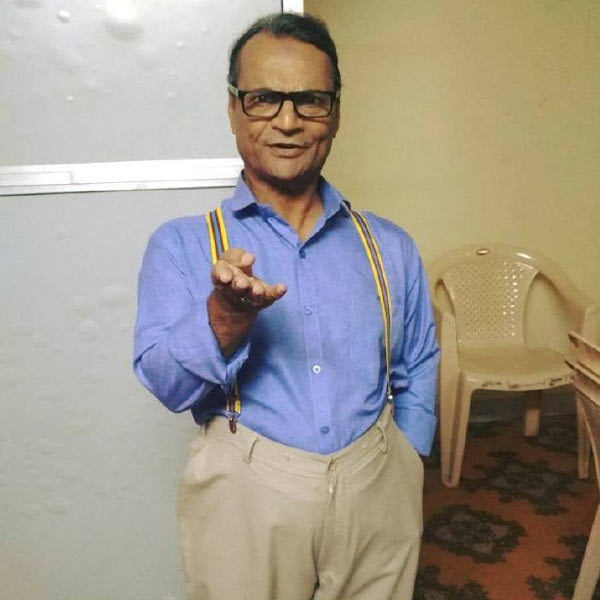 দিনের বেলায় নাটকের করে অতিরিক্ত অর্থ উপার্জনের জন্য রাতে দিনমজুরের কাজ করতেন লিলিপুট। কাজের ফাঁকে নাটকের জন্য লেখালেখিও করতেন তিনি। এত পরিশ্রম করেও মাসে হাজার দেড়েক টাকার বেশি আয় করতে পারতেন না তিনি। কিন্তু সেই পথও বন্ধ হয়ে যায়।