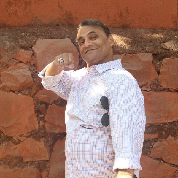 লিলিপুটের লেখা গল্প শুনে অনেকে বলতেন, এই গল্প অন্য কোনও নাটকের দল আরও বেশি টাকা দিয়ে কিনত। লিলিপুট যে নাটকের দলে কাজ করতেন, সেই দলের মালিকের কাছে এই খবর পৌঁছে যায় এবং লিলিপুটকে দল থেকে বার করে দেন। কিন্তু ইতিমধ্যেই লিলিপুটের অভিনয় দক্ষতা অনেকের নজরে পড়ে গিয়েছিল।