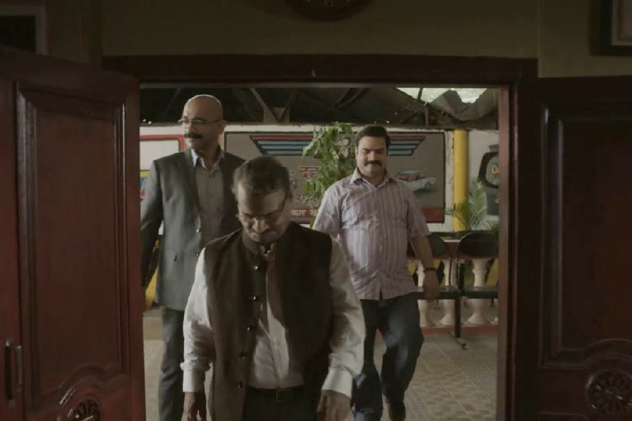 বর্তমানে তাঁর আর্থিক অবস্থা বেশ শোচনীয়। মেয়ের কাছে টাকা ধার চেয়ে দিন কাটাতে হচ্ছে তাঁকে। এক সময়ের প্রতিভাবান লিলিপুটকে ভুলেই গিয়েছে বলিউড।