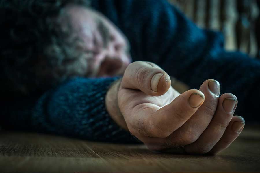 পাভেলের মৃত্যুর ঠিক ৩ দিন আগে ওড়িশার ওই হোটেলেই মৃত্যু হয় তাঁর সঙ্গে ঘুরতে যাওয়া আর এক রুশ নাগরিকের। বৃহস্পতিবার হোটেলের ঘরে অচৈতন্য অবস্থায় পাওয়া যায় ভ্লাদিমির বিদেনভকে। হাসপাতালে নিয়ে গেলে চিকিৎসকরা তাঁকে মৃত বলে ঘোষণা করেন।