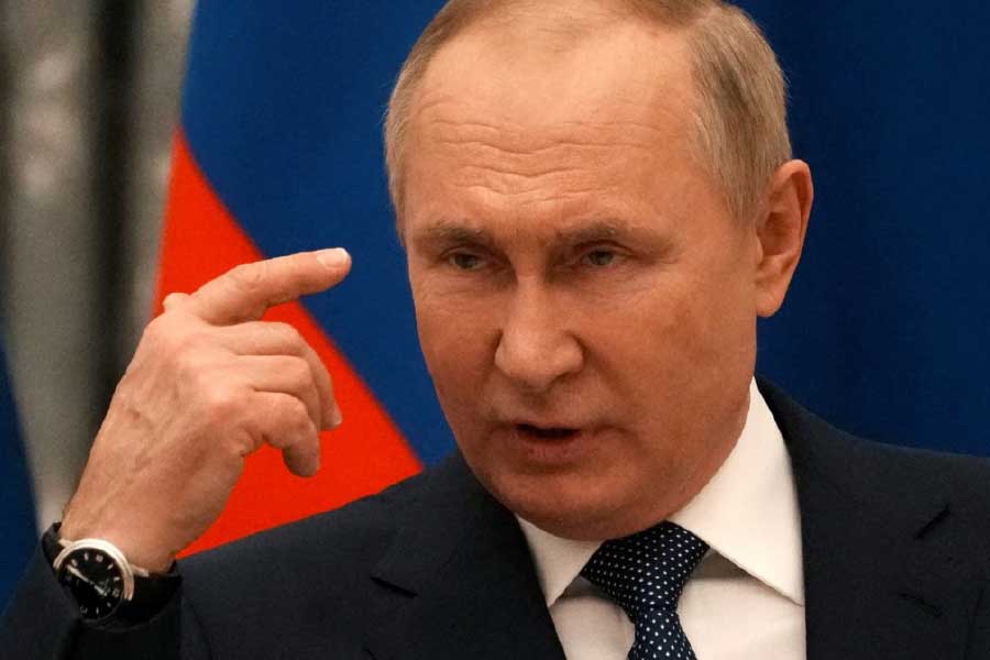 পাভেলের এই মন্তব্য ভাল চোখে দেখেননি পুতিন। রুশ সংবাদমাধ্যমে দাবি, এই পোস্টের পরেই চার দিক থেকে পাভেলের উপর চাপ সৃষ্টি করা হয়। চাপের মুখে মন্তব্য প্রত্যাহার করে ক্ষমা চাইতে বাধ্য হন পাভেল।