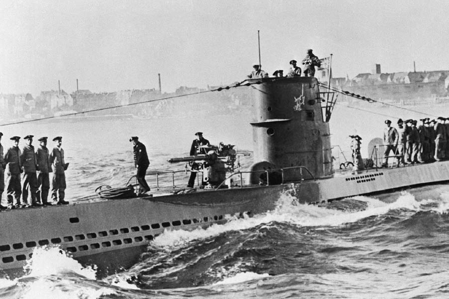 ১৯৪২ সালের ১৩ জুন। নিউ ইয়র্কের কাছে লং আইল্যান্ডে ভেসে ওঠে জার্মান ডুবোজাহাজ ইউ-বোট। তার পরেই লং আইল্যান্ডে অচেনা লোকের গতিবিধি চোখে পড়ে। 