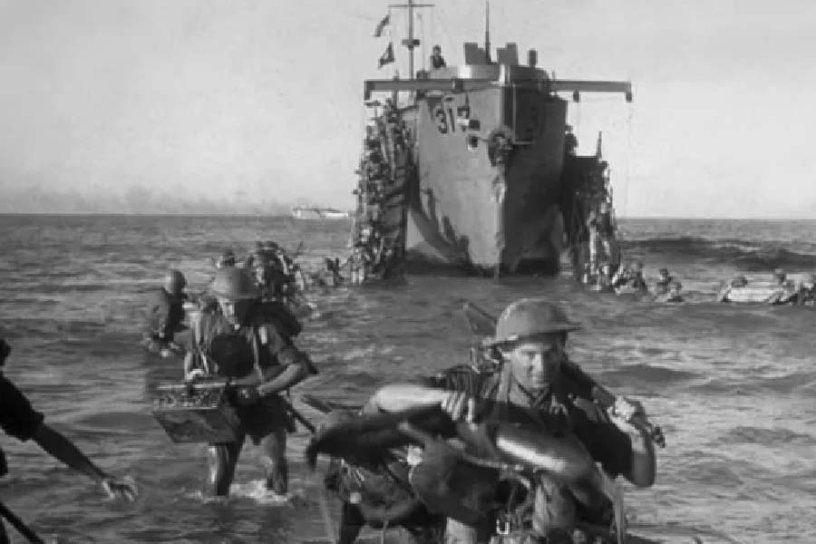 লং আইল্যান্ডে সন্দেহভাজনদের ঘোরাফেরা করতে দেখে এক সরাইখানায় বৈঠকে বসলেন হাফেনডেন। যে মাফিয়ারা তাঁকে খবর দিতেন, তাঁদের সঙ্গে আলোচনা শুরু করলেন। মাফিয়াদের এই দলটি বড় ভূমিকা নিয়েছে দ্বিতীয় বিশ্বযুদ্ধের সময়। অনেক দূতাবাসে ছলচাতুরি করে ঢুকে খবর নিয়ে আসতেন তাঁরা। আর বন্দরের খবর সংগ্রহ করতেন মৎস্যজীবীদের থেকে।