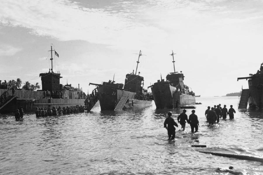 হাফেনডেনের নিউ ইয়র্ক বন্দর বাঁচানোর এই উদ্যোগ নিয়ে একটি বই লেখেন ম্যাথিউ ব্ল্যাক। বইয়ের নাম ‘অপারেশন আন্ডারওয়ার্ল্ড: হাউ দ্য মাফিয়া অ্যান্ড দ্য ইউএস গভর্নমেন্ট টিমড আপ টু উইন ওয়ার্ল্ড ওয়ার’। লেখক ম্যাথিউ জানান, দ্বিতীয় বিশ্বযুদ্ধ শুরু হওয়ার পর আমেরিকান নৌবাহিনী বুঝতে পারে নিউ ইয়র্কের বন্দর রক্ষার মতো যথেষ্ট পরিকাঠামো নেই তাঁদের। গুপ্তচরবৃত্তির জন্য স্থানীয় দোকানি, মৎস্যজীবীদের উপর ভরসা করতে শুরু করে তারা। কিন্তু স্থানীয়রাই আমেরিকার নৌসেনাকে পছন্দ করতেন না।