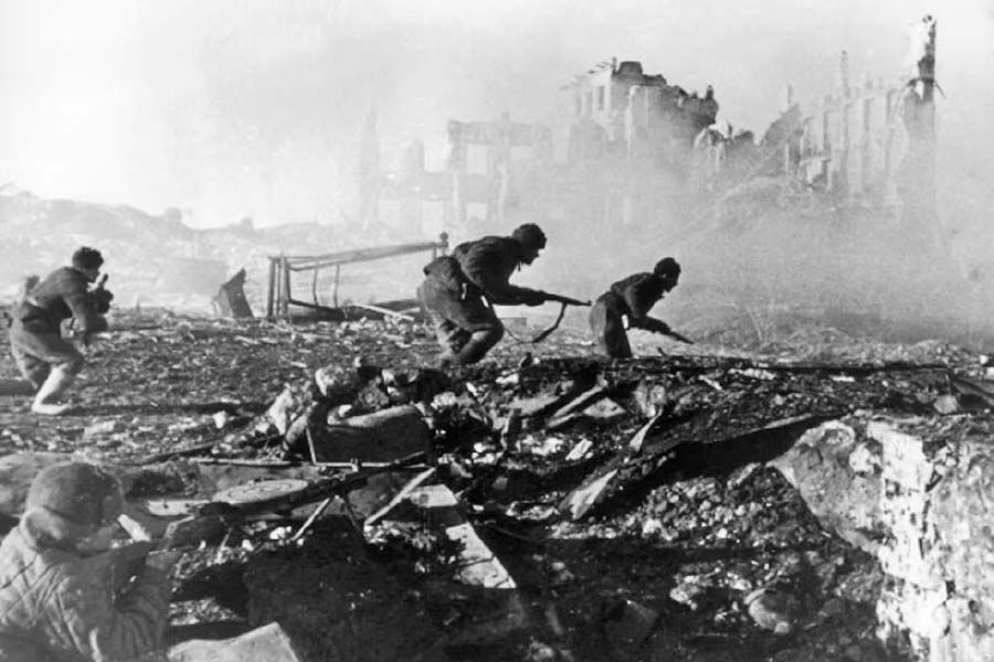 হাফেনডেন মাফিয়াদের সঙ্গে কথা বলে বুঝতে পারেন, তাঁরাও দ্বিতীয় বিশ্বযুদ্ধে আমেরিকাকে সাহায্য করতে চান। তাঁরাও দেশকে ভালবাসেন। নাৎসিদের বিরুদ্ধে লড়তে চান। সেটা বুঝেই তাঁদের উপর বন্দরে নজরদারির ভার দেন। সেই কাজটা সফল ভাবে করেও ছিলেন মাফিয়ারা।