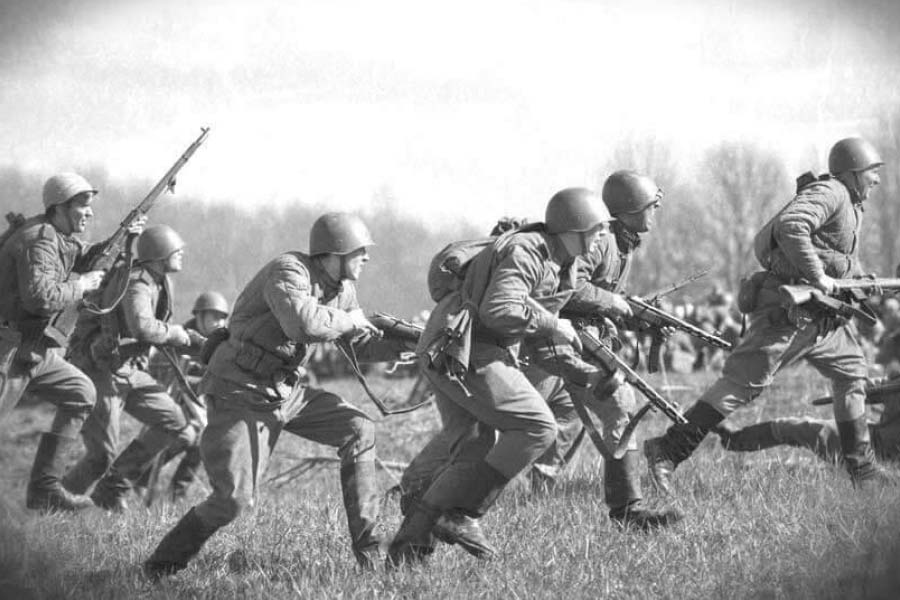 জার্মান সেনা নিউ ইয়র্ক বন্দর আক্রমণ করবে জানতে পেরে হাফেনডেন নতুন পরিকল্পনা নেন। মাঝরাতে দেখা করেন ফুলটন মাছের বাজারের একচ্ছত্র অধিপতি ফ্র্যাঙ্ক ‘সকস’ লানজা। তিনি ছিলেন ঘোরতর হিটলার-বিরোধী। মুসোলিনিকেও সহ্য করতে পারতেন না। সে কারণে হাফেনডেনকে সাহায্য করতে রাজি হয়ে যান।