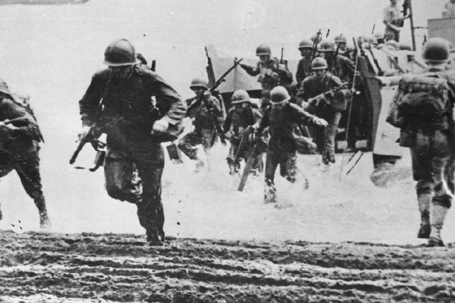 দায়িত্ব পেয়ে কাজে নেমে পড়েন সকস। তিনি আবার গুপ্তচরবৃত্তির কাজে নিয়োগ করেন দাগী আপরাধী লাকি লুসিয়ানোকে। এই লাকি বহু বছর জেলে ছিলেন। তাই তাঁর সঙ্গে দেখা করা খুব সহজ ছিল না।