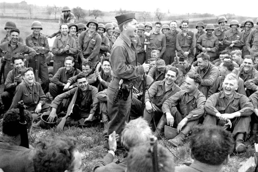 নতুন সেই জেলে বসেই লুসিয়ানোর সঙ্গে বৈঠক হত সকস, নৌবাহিনীর গুপ্তচর হাফেনডেনের। সকস লানজার মতো লুসিয়ানো দেশপ্রেমী ছিলেন না। নৌবাহিনীকে সাহায্যের পরিবর্তে শর্ত দিয়েছিলেন তিনি। জেলে বসেই নিজের গ্যাংয়ের কাজকর্ম চালাতে চেয়েছিলেন।  