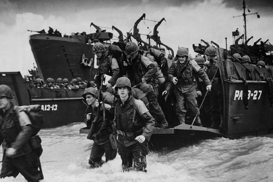 লুসিয়ানো এক কালে সিসিলিরই বাসিন্দা ছিলেন। তাঁর পূর্বপরিচিতদের মাধ্যমেই ফের গোপন নথি জোগার করছিলেন লুসিয়ানো আর তা দিচ্ছিলেন আমেরিকার নৌবাহিনীকে।