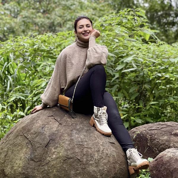 ভোপালে পড়াশোনা শেষ করে রেডিয়োতে সঞ্চালকের কাজে যুক্ত হন দিব্যাঙ্কা। তার পর ধীরে ধীরে অভিনয়ের দিকে ঝুঁকতে শুরু করেন। অভিনেত্রী তাঁর স্বামী বিবেক দাহিয়ার সঙ্গে মুম্বইয়ে একটি বহুমূল্য ফ্ল্যাটে থাকেন। ৪ বেডরুমবিশিষ্ট ওই ফ্ল্যাটের দাম ১০ কোটি টাকা।