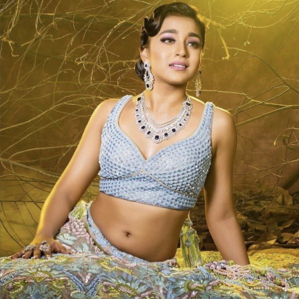 চলতি বছরে ‘বিগ বস’-এর ঘরে সর্বোচ্চ পারিশ্রমিক পাওয়া তারকাদের মধ্যে এক জন হলেন সুম্বুল তৌকীর খান। ‘চন্দ্রগুপ্ত মৌর্য’ এবং ‘যোধা আকবর’ ধারাবাহিকে অভিনয় করতে দেখা গিয়েছে সুম্বুলকে। ‘আর্টিকল ১৫’ ছবিতেও কাজ করেছেন তিনি।