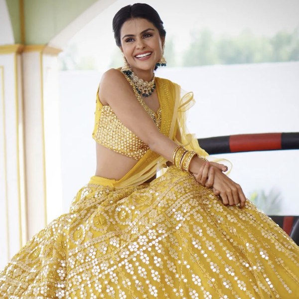 ‘বিগ বস’-এর ঘরে প্রতিযোগীদের মধ্যে সবচেয়ে বেশি বিতর্কে জড়িয়ে থাকেন প্রিয়ঙ্কা চহার চৌধরী। ‘পরিণীতি’, ‘গঠবন্ধন’ এবং ‘উড়ারিয়াঁ’ ধারাবাহিকে অভিনয় করতে দেখা গিয়েছে প্রিয়ঙ্কাকে।