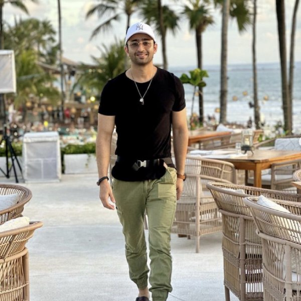 জম্মু ও কাশ্মীরে জন্ম শাহিরের। আইন নিয়ে পড়াশোনা করার পর তিনি চিত্রগ্রাহকের কাজ করতে শুরু করেন। তার পর মডেলিংয়ের দিকে ঝুঁকে পড়েন তিনি। ২০০৯ সালে ধারাবাহিকে অভিনয় শুরু শাহিরের। বর্তমানে মুম্বইয়ে ৬ কোটি টাকা মূল্যের একটি বিলাসবহুল ফ্ল্যাটে থাকেন তিনি।